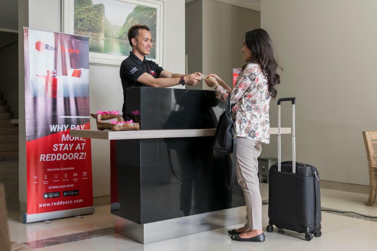 Reddoorz Plus Near Palembang Indah Mall Kültér fotó